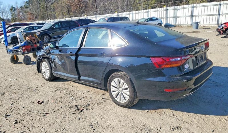 
								Volkswagen Jetta full									