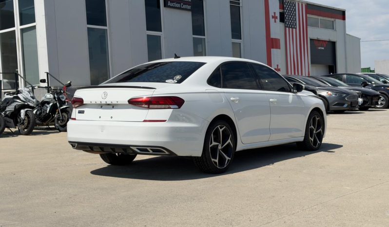 
								Volkswagen Passat full									