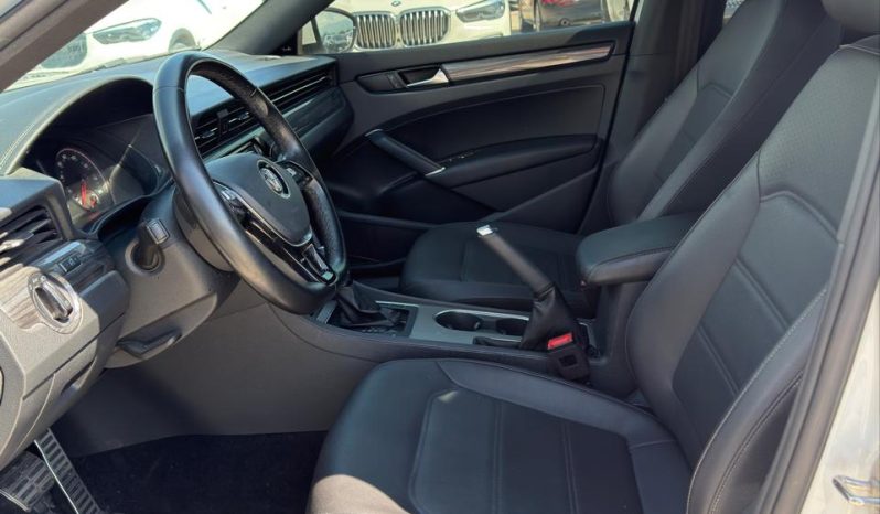 
								Volkswagen Passat full									