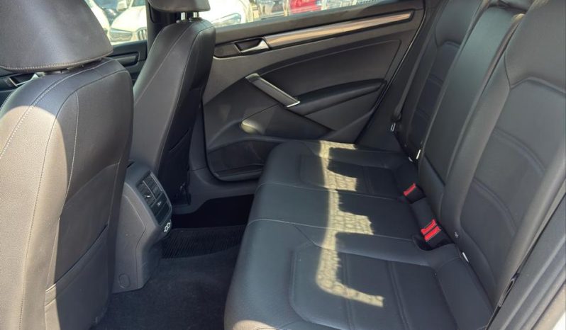 
								Volkswagen Passat full									