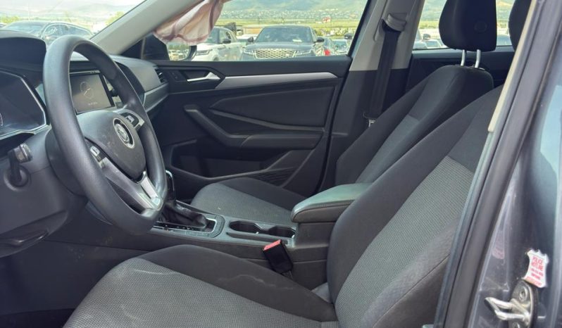 
								Volkswagen Jetta full									