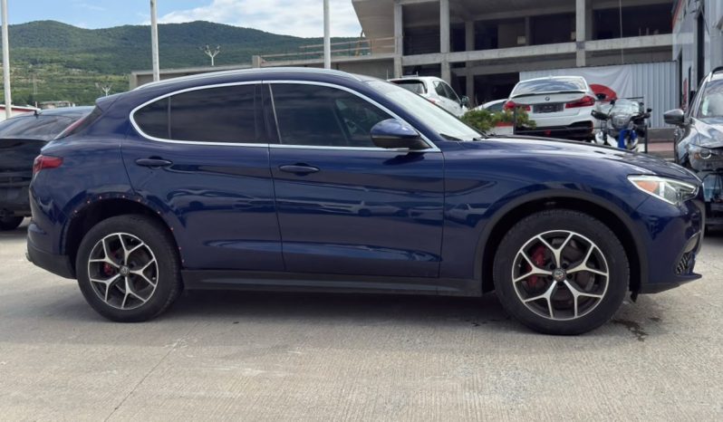 
								Alfa Romeo Stelvio full									