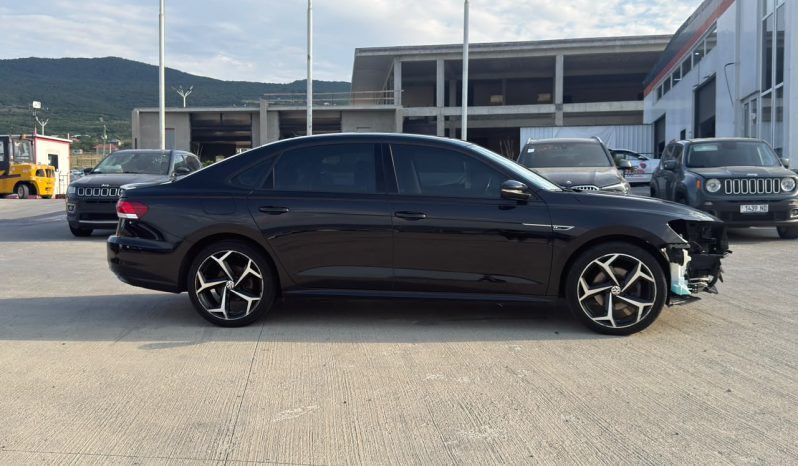 
								Volkswagen Passat full									