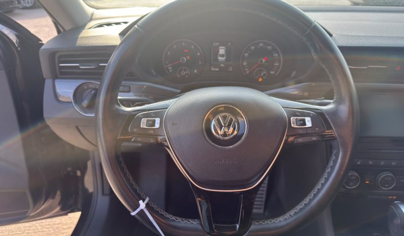 
								Volkswagen Passat full									