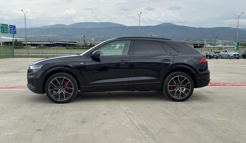 
								Audi Q8 full									