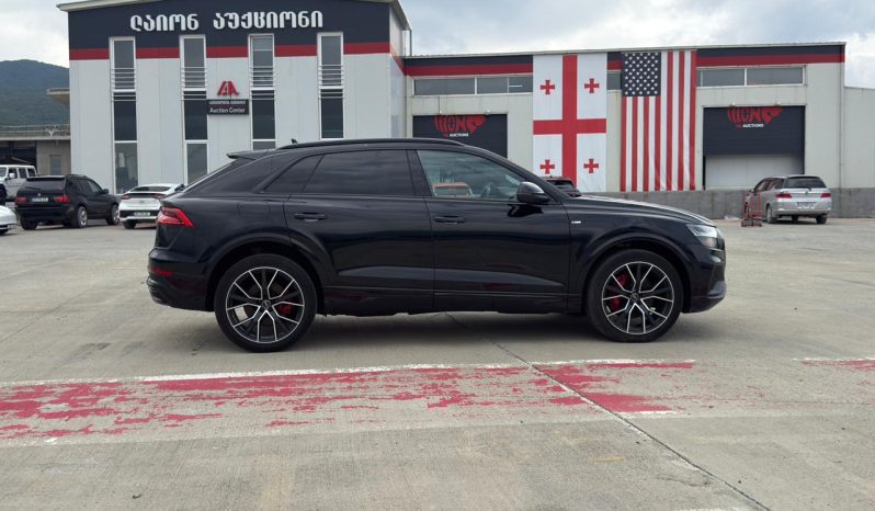 
								Audi Q8 full									