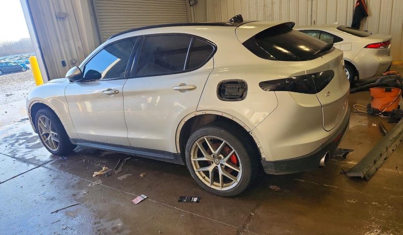
								Alfa Romeo Stelvio full									