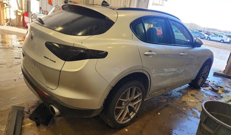 
								Alfa Romeo Stelvio full									