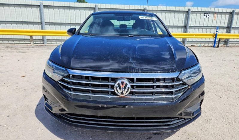 
								Volkswagen Jetta full									