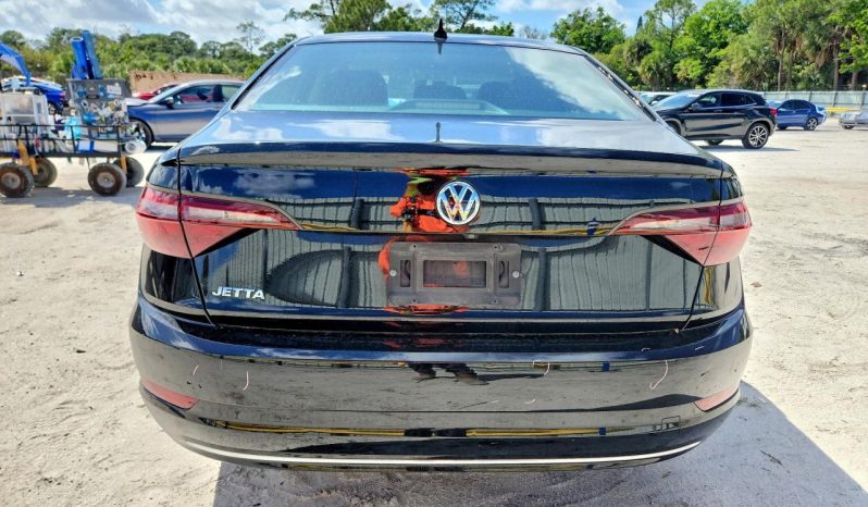 
								Volkswagen Jetta full									