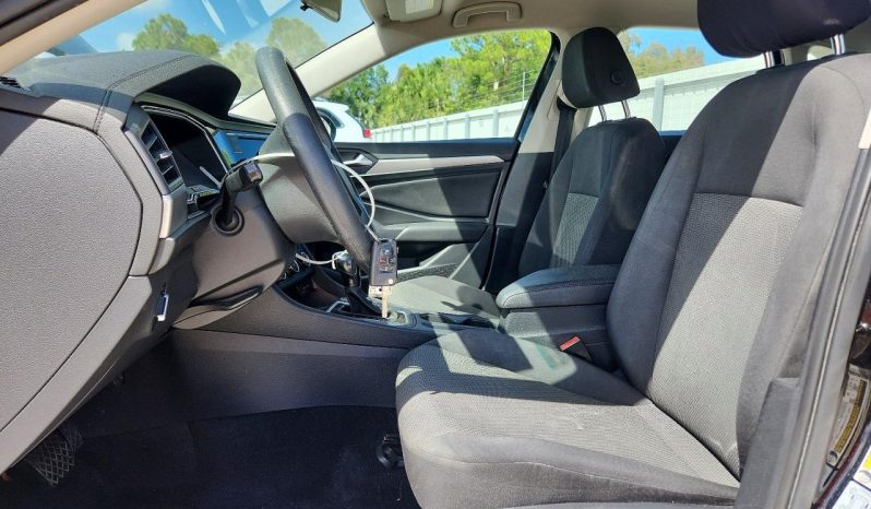 
								Volkswagen Jetta full									