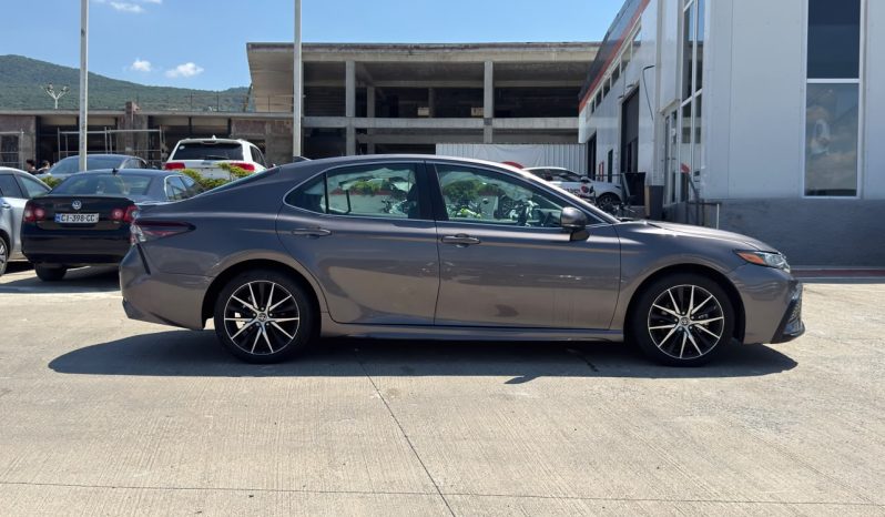 
								2023 Toyota Camry HYBRID SE full									