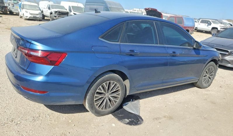 
								Volkswagen Jetta full									