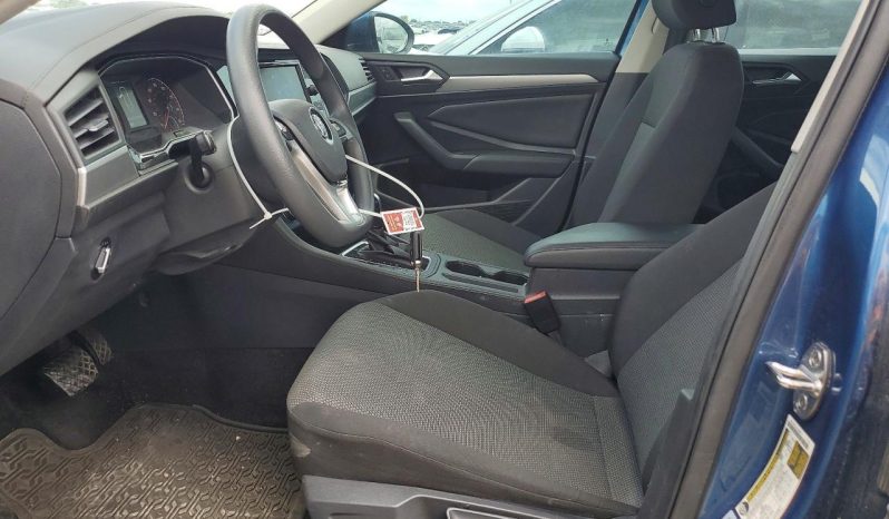 
								Volkswagen Jetta full									