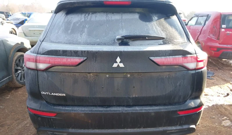 
								2022 Mitsubishi Outlander full									