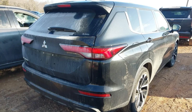 
								2022 Mitsubishi Outlander full									