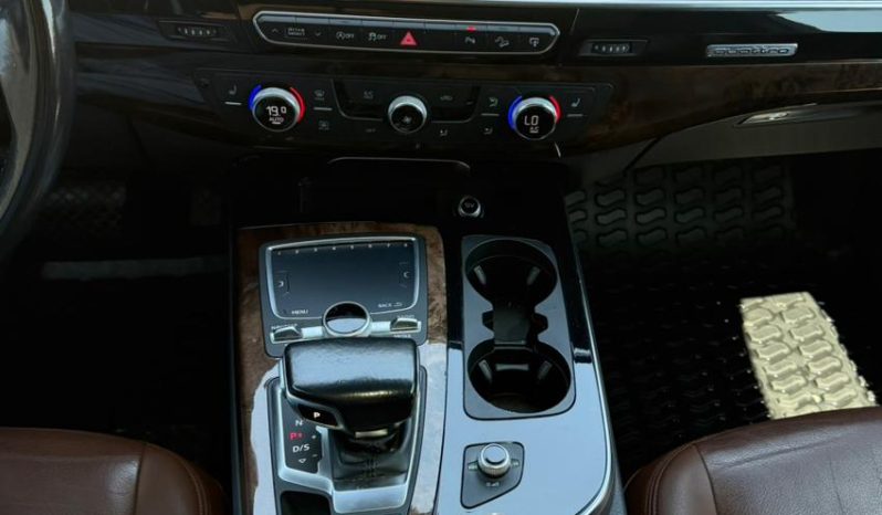 
								Audi Q7 full									