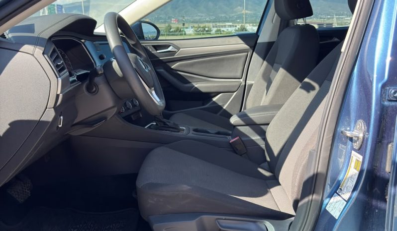 
								Volkswagen Jetta full									