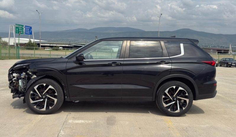 
								2022 Mitsubishi Outlander full									