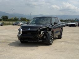 
										2022 Mitsubishi Outlander full									