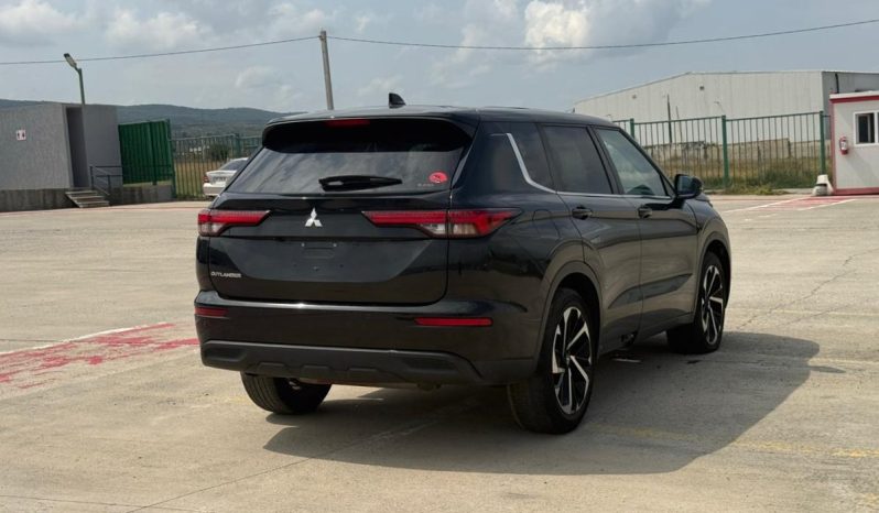 
								2022 Mitsubishi Outlander full									
