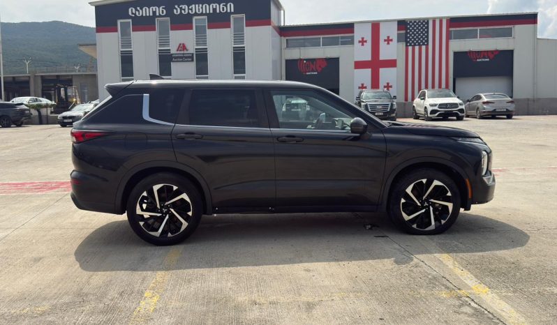 
								2022 Mitsubishi Outlander full									