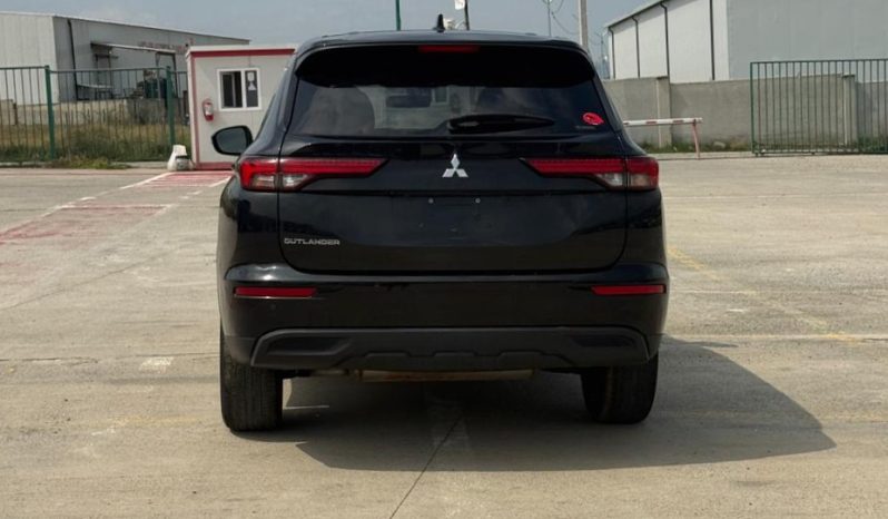 
								2022 Mitsubishi Outlander full									