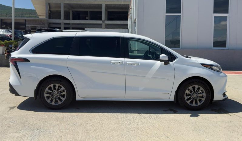 
								2021 Toyota Sienna, LE full									