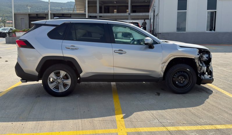
								Toyota RAV4 full									