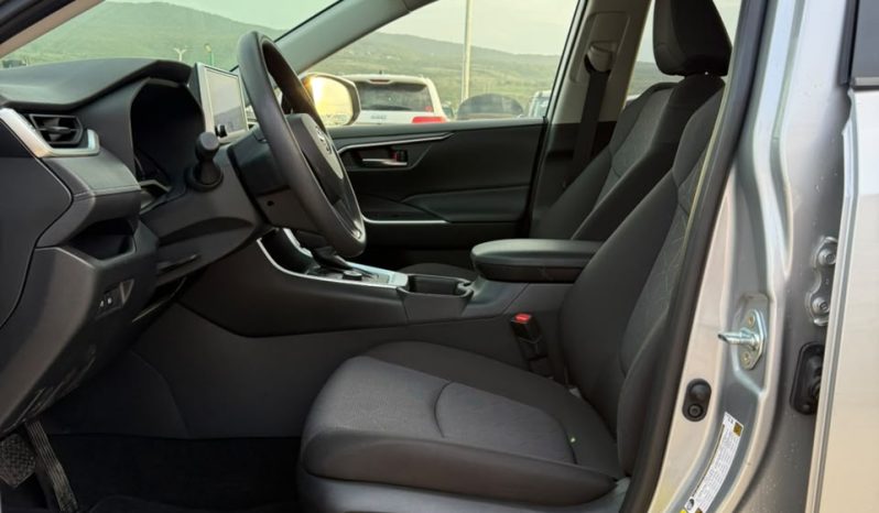 
								Toyota RAV4 full									