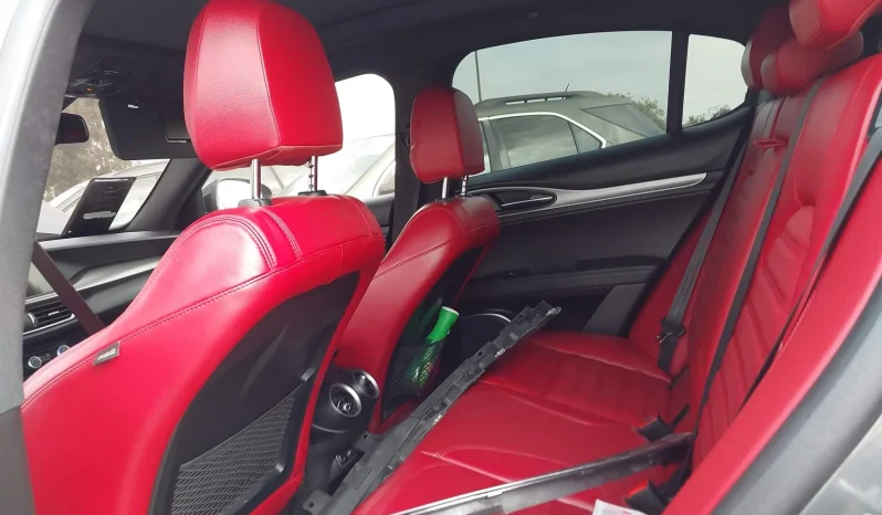 
								Alfa Romeo Stelvio full									
