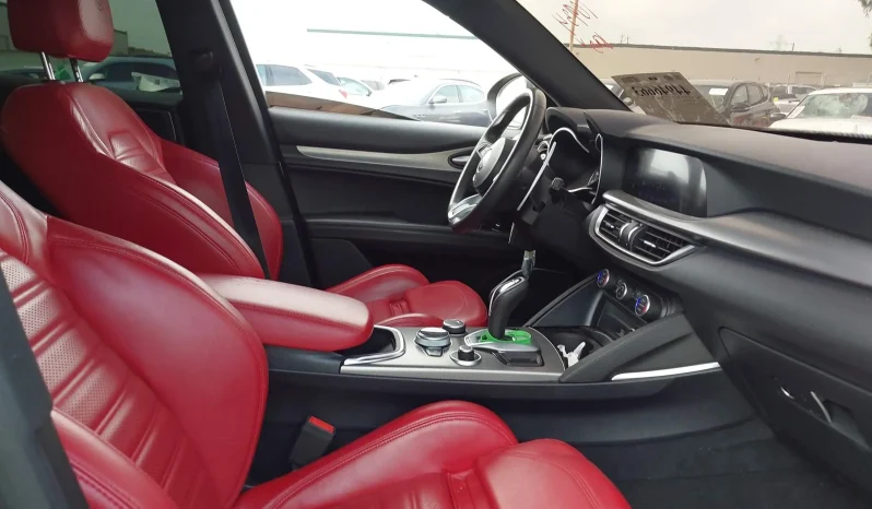 
								Alfa Romeo Stelvio full									