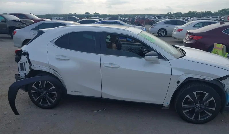 
								Lexus UX 250H full									
