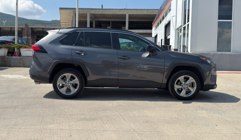 
								2020 Toyota RAV4, LE full									