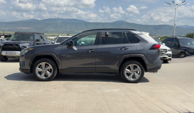 
								2020 Toyota RAV4, LE full									
