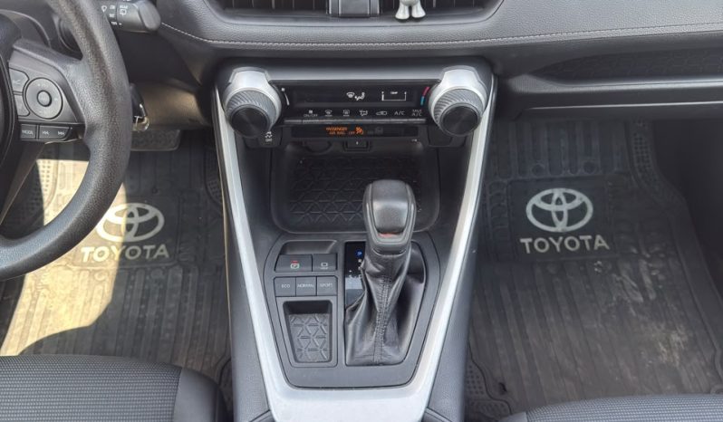 
								2020 Toyota RAV4, LE full									