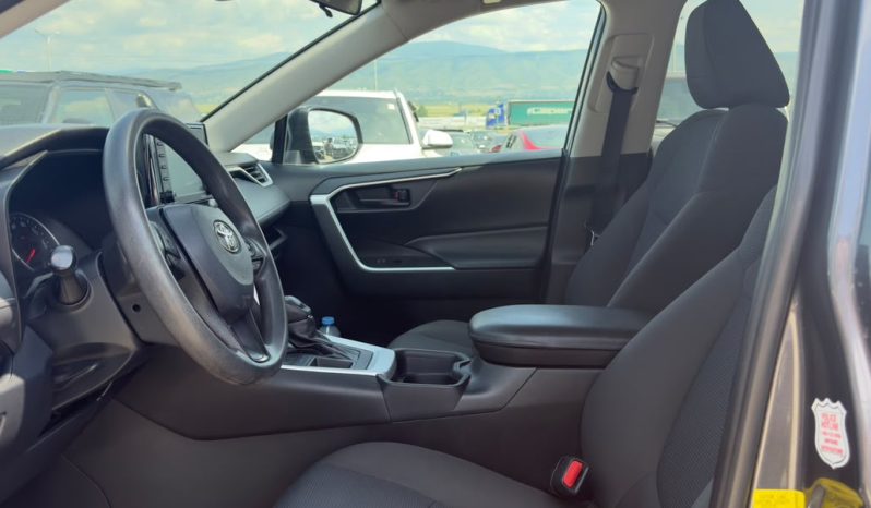
								2020 Toyota RAV4, LE full									