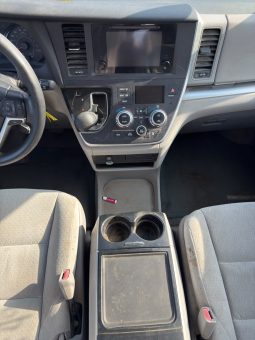 
										2015 Toyota Sienna, LE full									