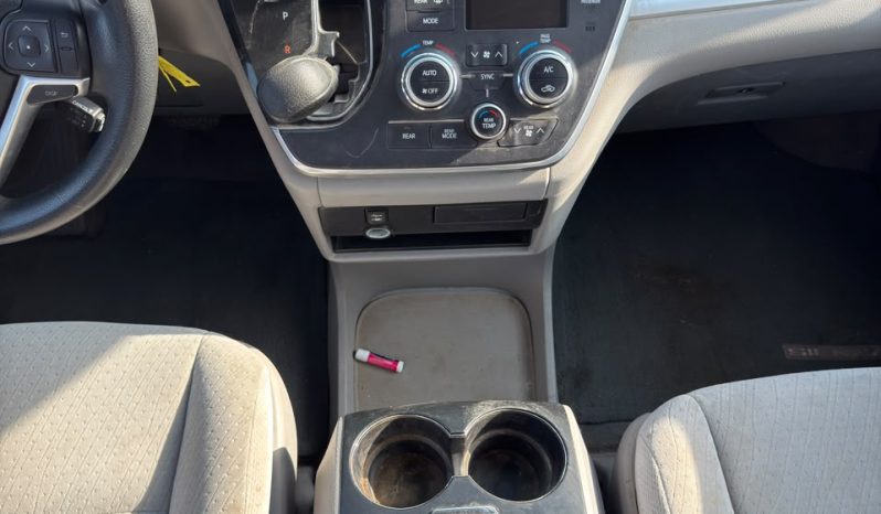 
								2015 Toyota Sienna, LE full									
