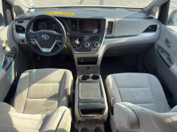 
										2015 Toyota Sienna, LE full									