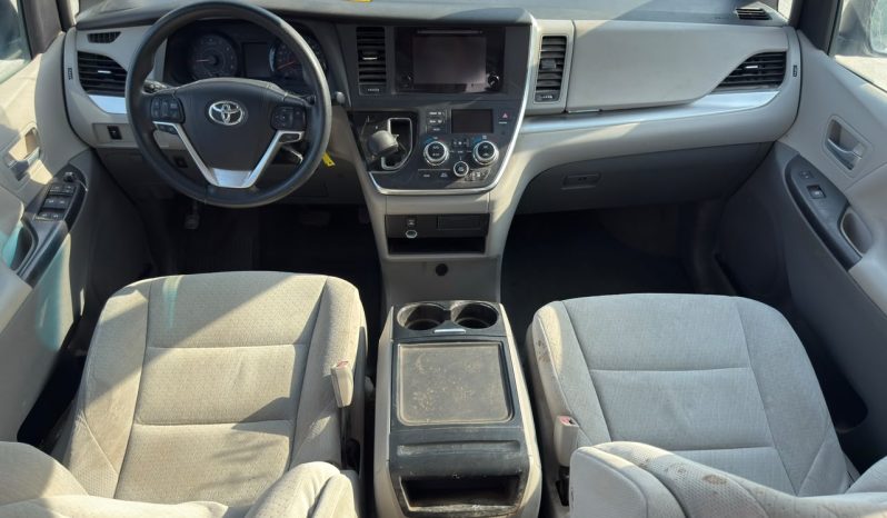 
								2015 Toyota Sienna, LE full									