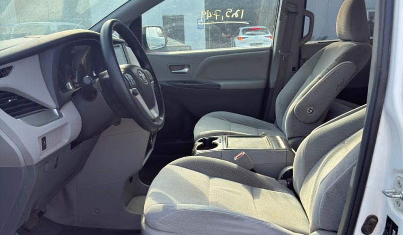 
								2015 Toyota Sienna, LE full									