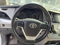 
										2015 Toyota Sienna, LE full									