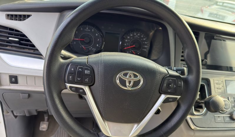 
								2015 Toyota Sienna, LE full									