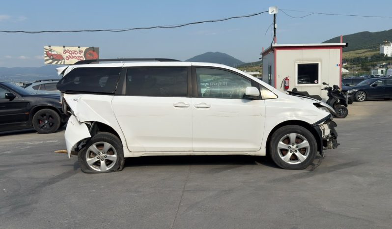 
								2015 Toyota Sienna, LE full									