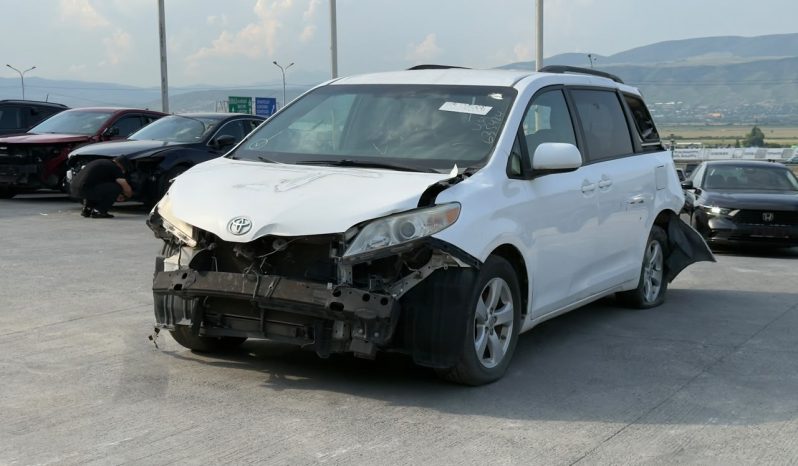 
								2015 Toyota Sienna, LE full									