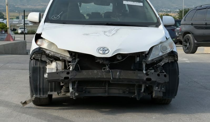 
								2015 Toyota Sienna, LE full									