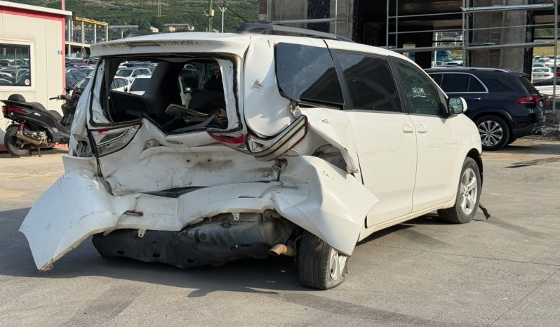 
								2015 Toyota Sienna, LE full									