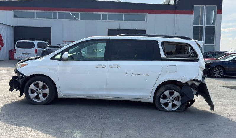 
								2015 Toyota Sienna, LE full									
