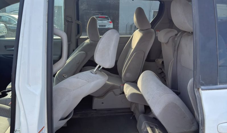 
								2015 Toyota Sienna, LE full									